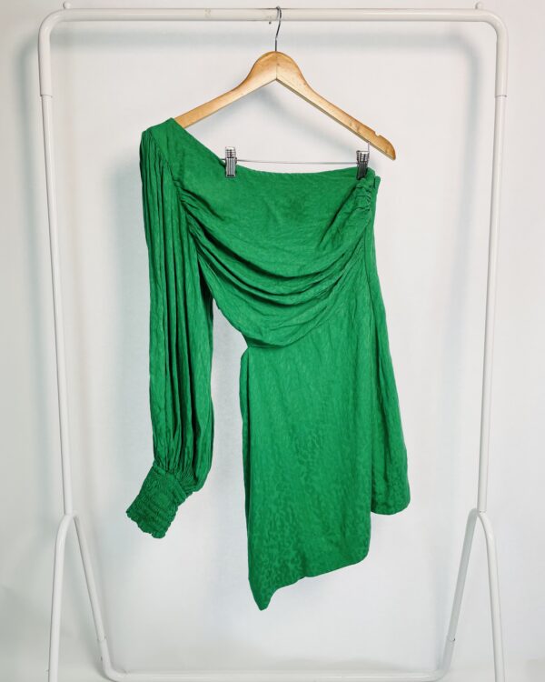 Vestido curto verde de um ombro drapeado no busto e recorte na cintura DRESS TO - P