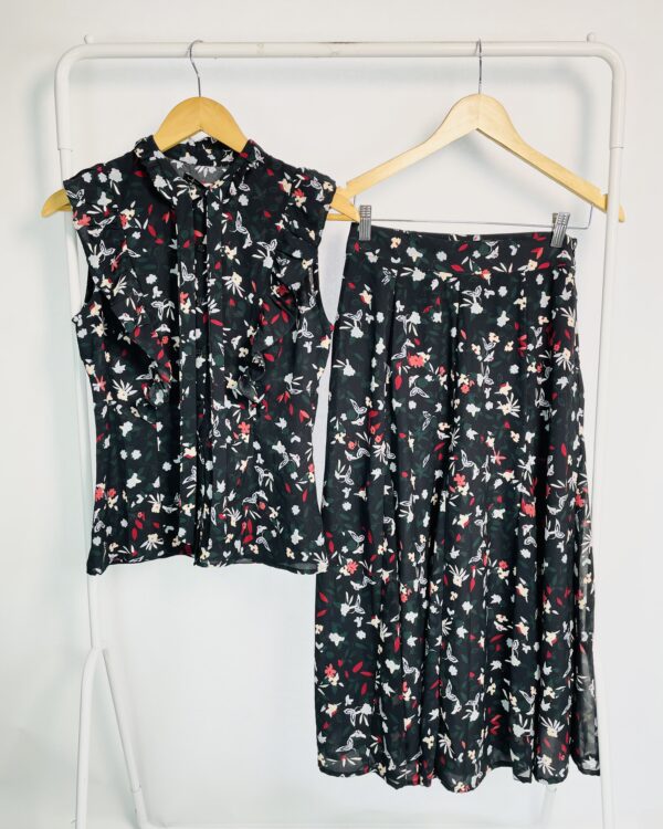 Conjunto preto com estampa florida saia midi e blusa sem alça MARIA FILÓ - P - VENDIDO SISTEMA OTO