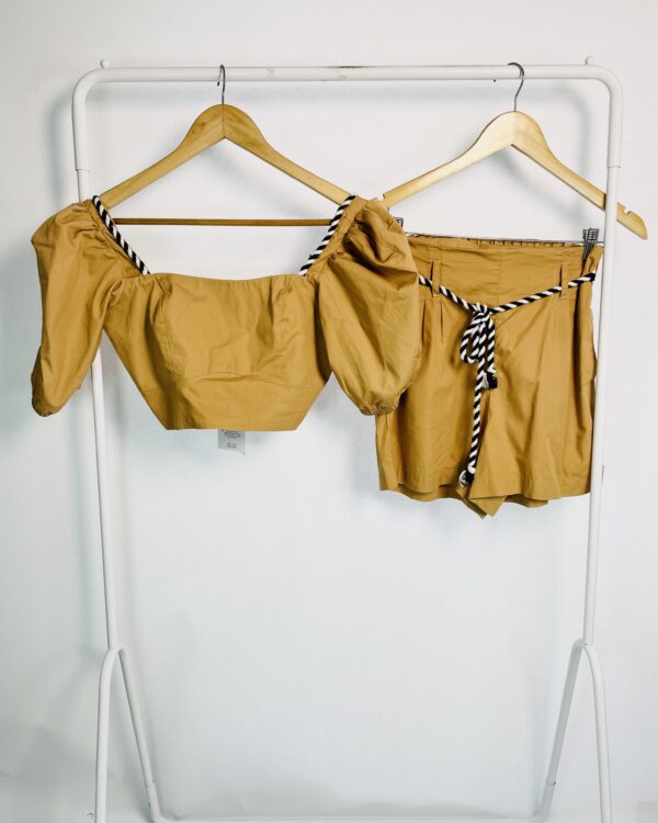 Conjunto cropped e short caramelo detalhes de cadarço p&b OH BOY - P - VENDIDO SISTEMA OTO