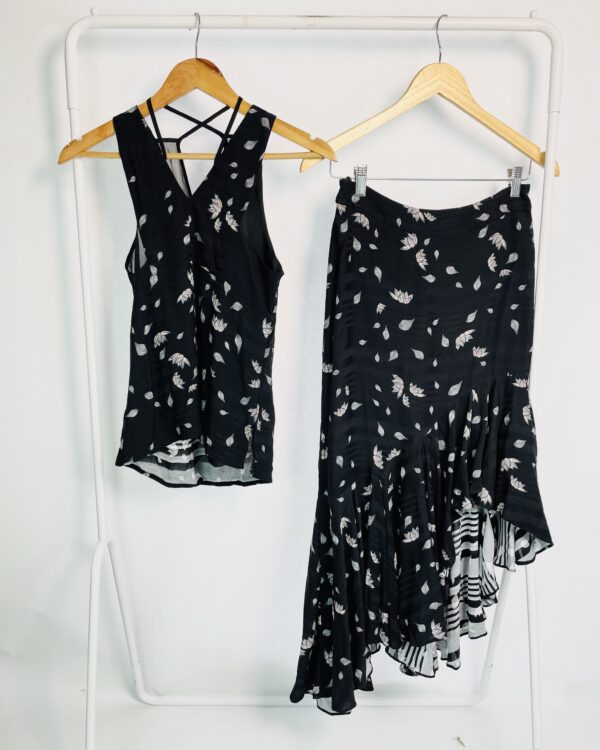 Conjunto saia com babados e blusa sem alça preta com estampa branca MARIA FILÓ -P *nunca usado* - VENDIDO SISTEMA OTO