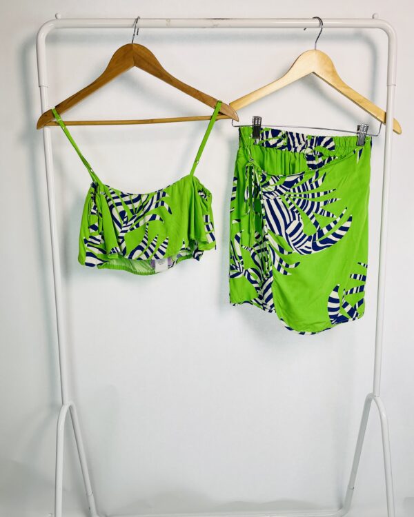 Conjunto top e saia curta verde com estampa branca e azul OH BOY - P - VENDIDO SISTEMA OTO