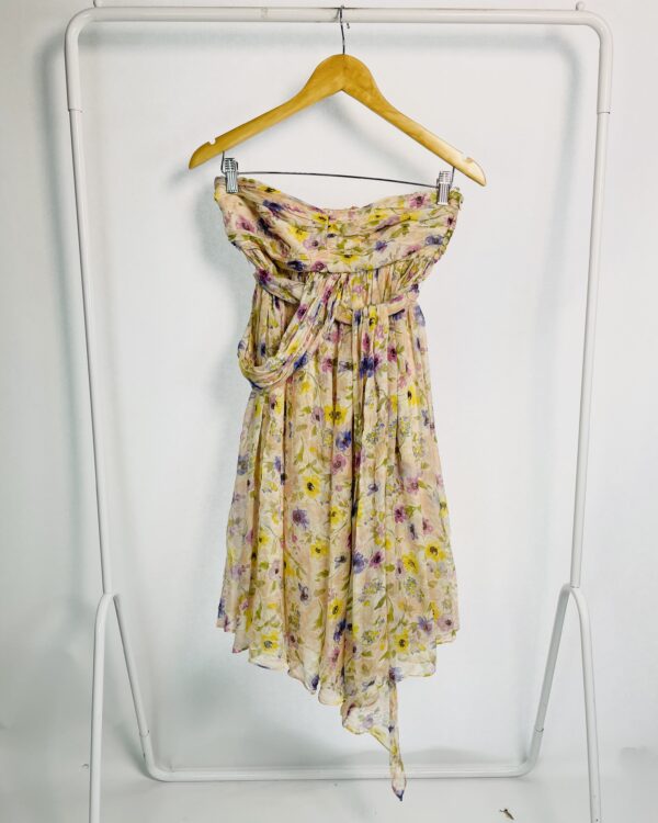 Vestido seda curto off white estampa floral colorida drapeado no busto com faixa na cintura e um ombro só ZARA - PP