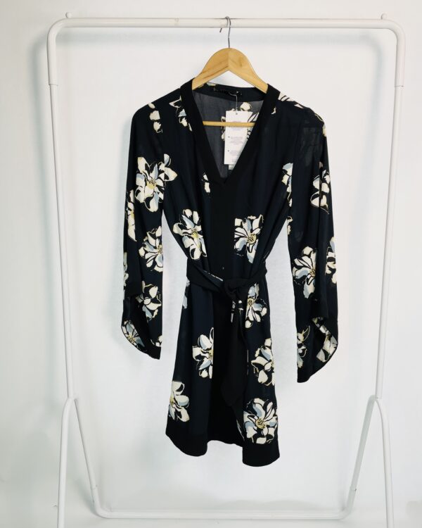 Vestido curto azul marinho com flores brancas e azul claro MARIA FILÓ - P - VENDIDO SISTEMA OTO