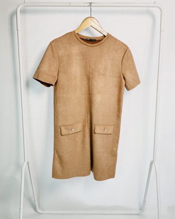 Vestido curto suéde rosê detalhe de bolso e botões na frente ZARA - P - VENDIDO SISTEMA OTO