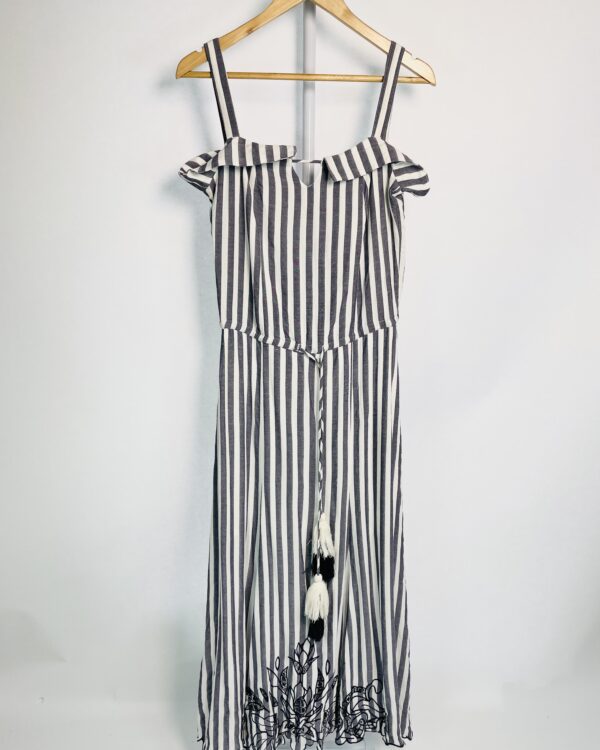 Vestido branco com listras cinza e bordados na barra faixa com barbicacho MARIA FILÓ - P - VENDIDO SISTEMA OTO