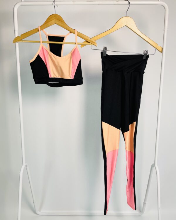 Conjunto top e calça preto com cores P - VENDIDO SISTEMA OTO