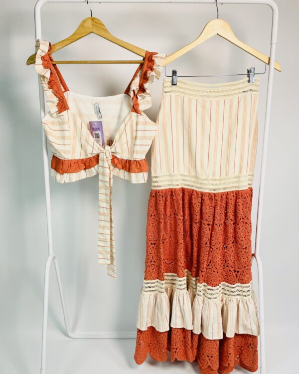 Conjunto cropped e saia longa off white e laranja com estampa listrada e mix de rendas LN BRAND - P