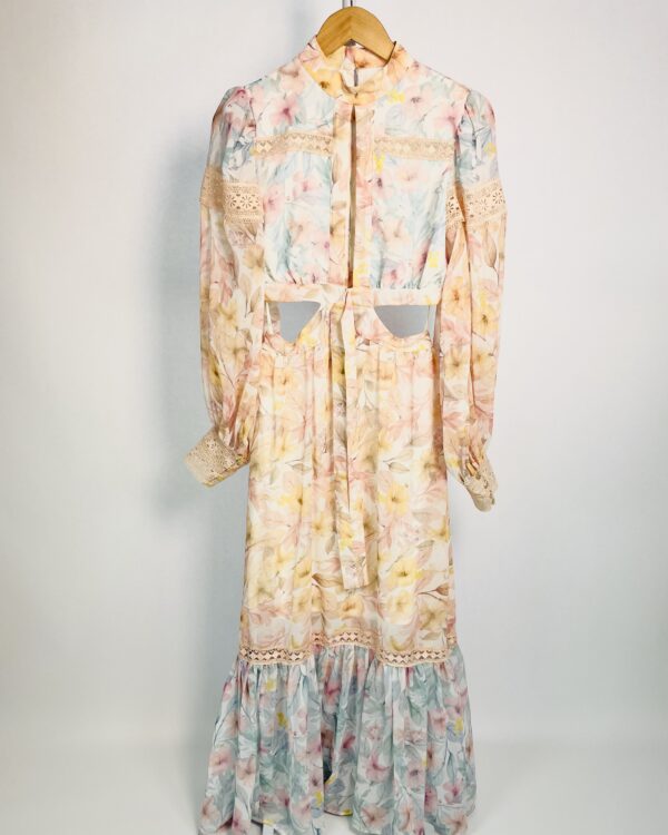 Vestido longo com recorte na cintura e mangas longas estampa floral em tons de azul e rosa claro detalhes em renda lLN BRAND - P - VENDIDO SISTEMA OTO