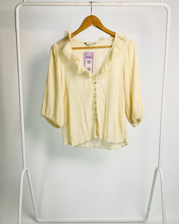 Blusa bege texturizada babado na gola com renda e botões na frente ZARA - P - VENDIDO SISTEMA OTO