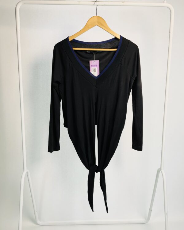 Blusa curta preta manga longa tricot na gola com listra azul e amarração na barra EVA - G