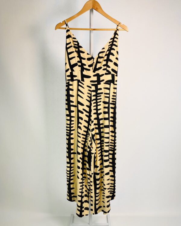 Macacão midi bege e preto detalhe torcido no decote LIZIE - P *nunca usado* - VENDIDO SISTEMA OTO