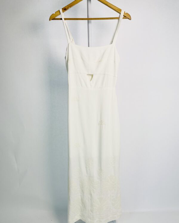 Vestido midi off white com bordados e recorte no decote PEAHI - PP - VENDIDO SISTEMA OTO
