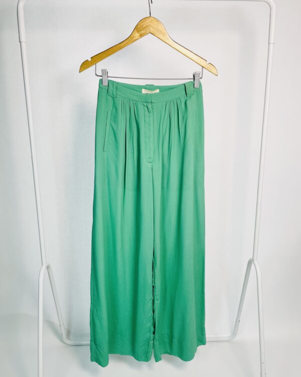 Calça pantalona verde claro com pregas na frente "SAMANTA " NV - 36