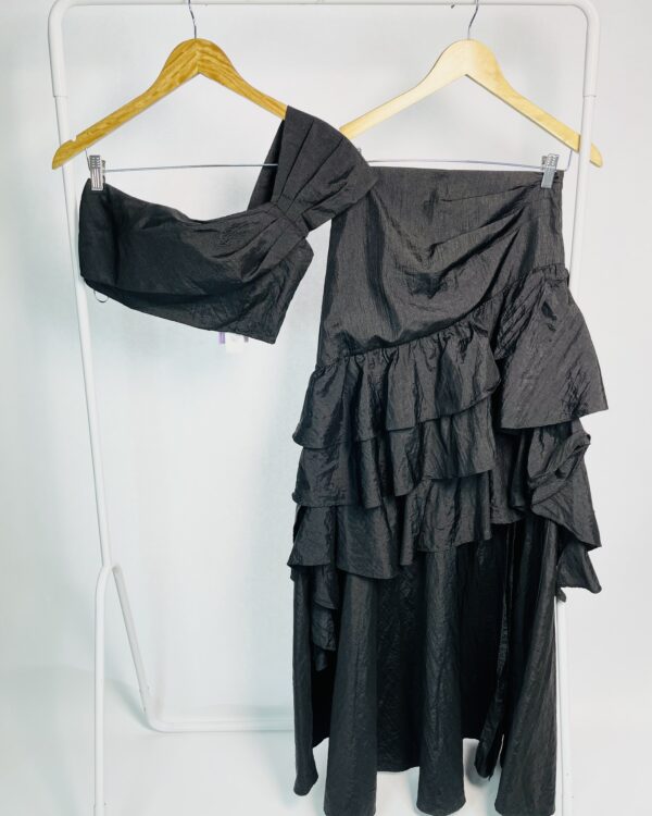 Conjunto preto saia babados com top um ombro só AVE RARA - 36 - VENDIDO SISTEMA OTO