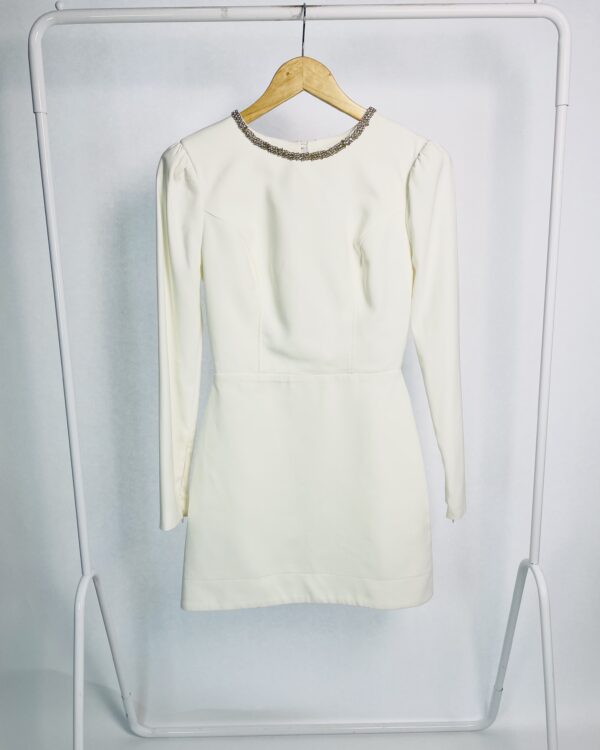 Vestido curto off white com pedras bordadas na gola e no decote nas costas FABULOUS AGILITÁ - 34 *nunca usado*
