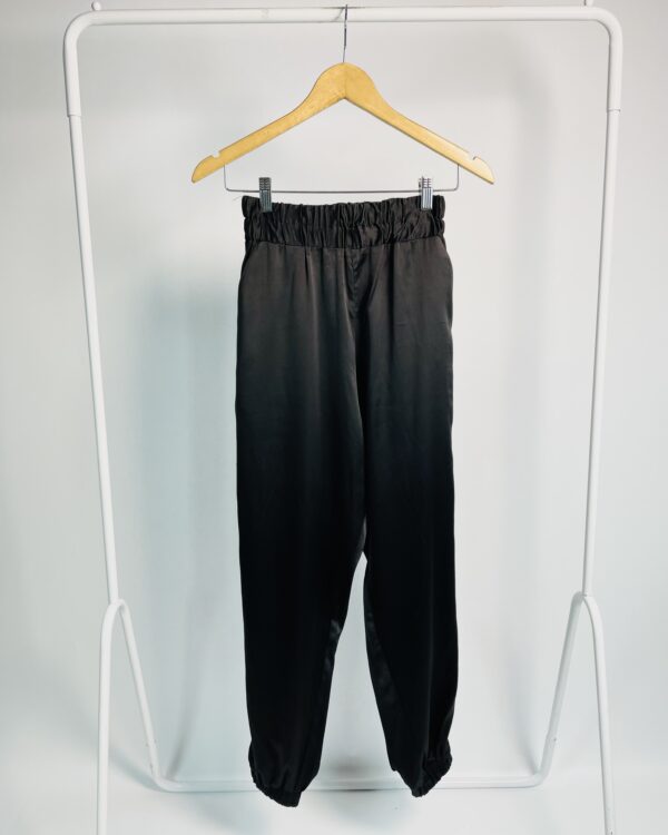 Calça preta acetinada com elástico na cintura AMO EMME - PP