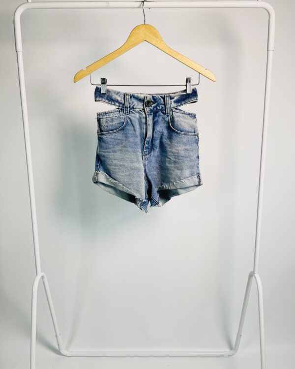 Short jeans curto com desfiado e recorte na cintura OPEN - 34