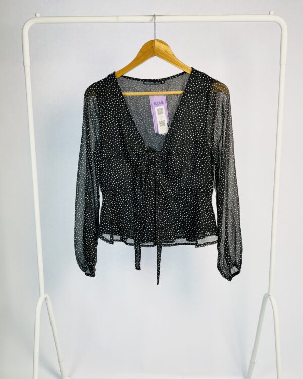 Blusa preta com poás pequenas com amarração ABERCROMBIE & FITCH - M - VENDIDO SISTEMA OTO