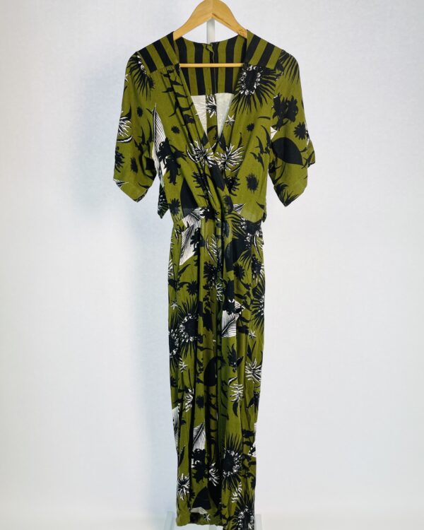 Macacão verde musgo com estampa preta e branca CANTÃO - M - VENDIDO SISTEMA OTO