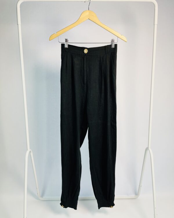 Calça linho preta botões dourados com pérolas VALÔNIA VERAS - P - VENDIDO SISTEMA OTO