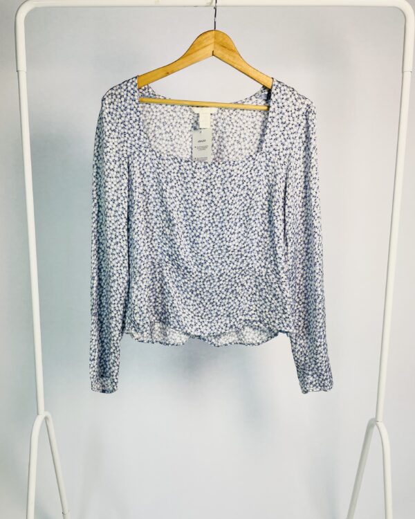 Blusa azul claro cm estampa pequenas margaridas H&M - M - VENDIDO SISTEMA OTO