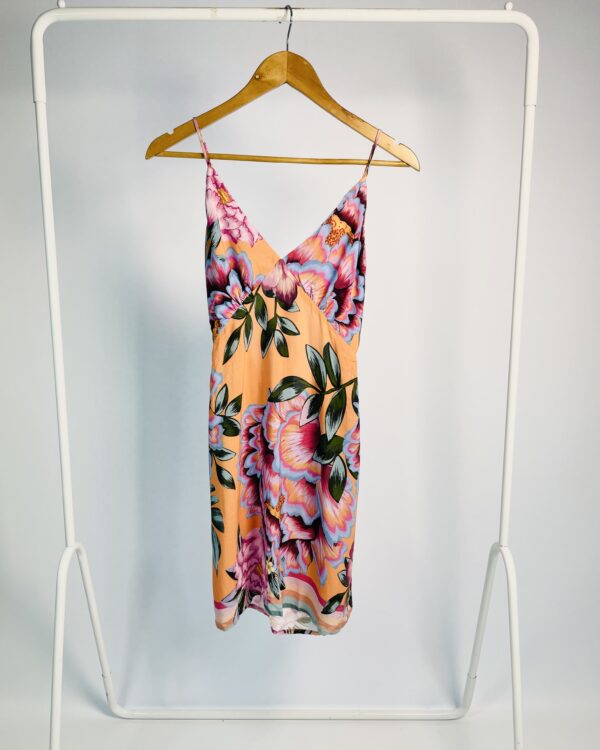 Vestido salmão com folhas verdes e rosas FARM - P