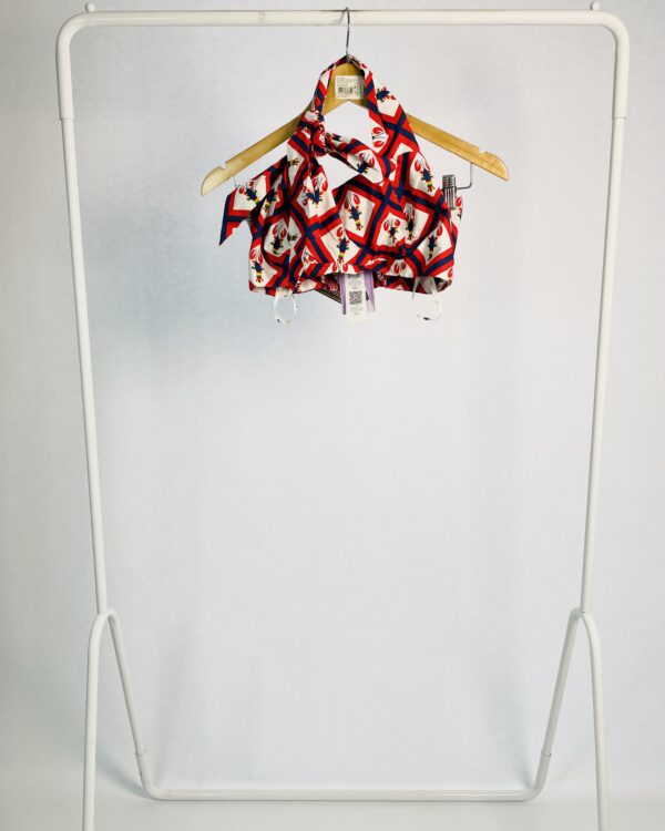 Top branco com estampa vermelha e azul com amarração C&A - P *nunca usado*