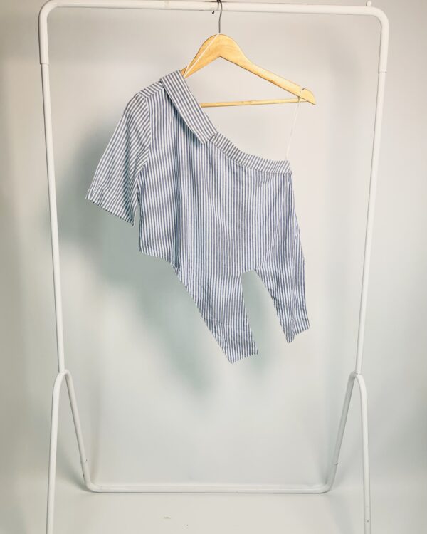 Blusa algodão branca e azul listrada de um ombro só com amarração na frente ZARA - P