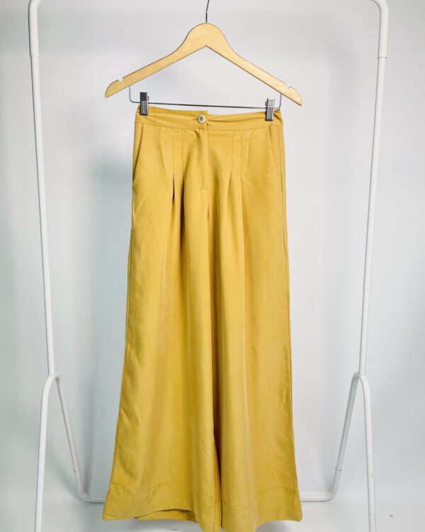 Calça pantalona mostarda com pregas na frente LOJA 3 - P
