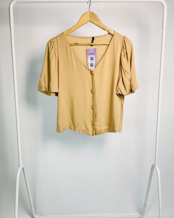 Blusa bege manga curta e botões na frente EMME - PP - VENDIDO SISTEMA OTO