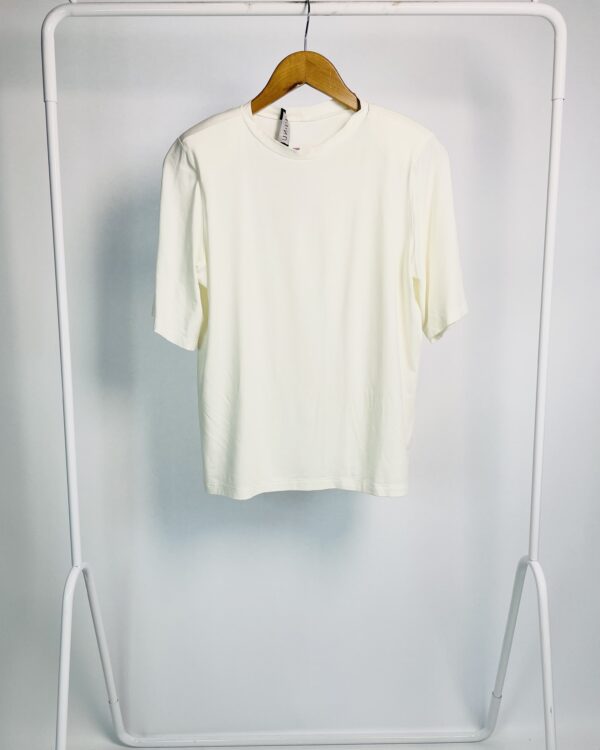 Blusa off white malha com ombreiras e mangas curtas NUI.NUI - P - VENDIDO SISTEMA OTO