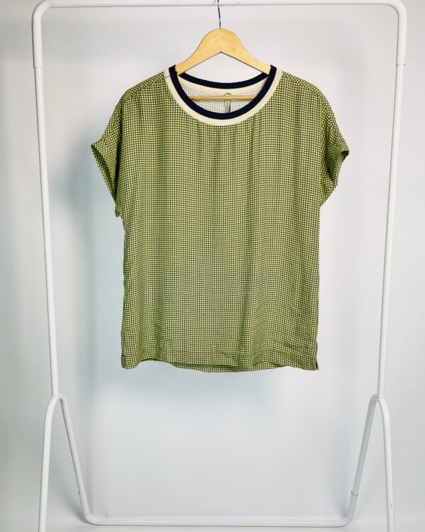Blusa verde lima com estampa geométrica azul marinho e gola de tricot SARDINA - 38