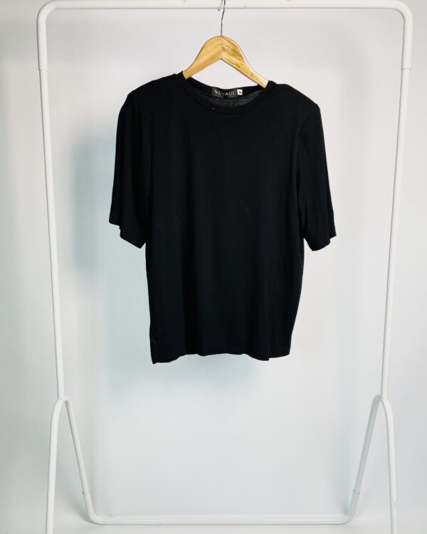 Blusa preta malha com ombreiras e mangas curtas NUI.NUI - P - VENDIDO SISTEMA OTO