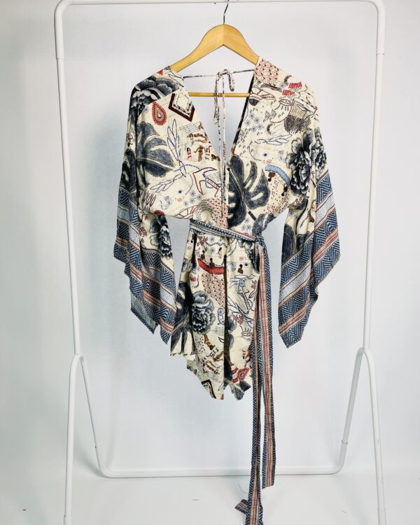 Macaquinho bege estampado decote v mangas longas e faixa na cintura FARM - P - VENDIDO SISTEMA OTO