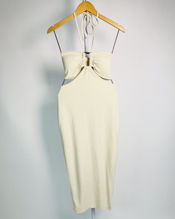 Vestido midi creme com recorte na cintura fivela no busto e amarração no pescoço DOT.CLOTHING - PP - VENDIDO SISTEMA OTO