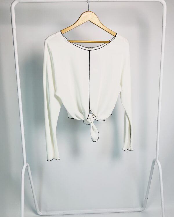 Blusa branca com viés preto de mangas longas e amarração na frente BABATON - P - VENDIDO SISTEMA OTO