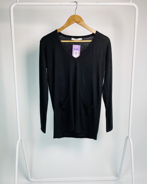 Blusa tricot preta decote v e bolsos na frente ATEEN - P - VENDIDO SISTEMA OTO