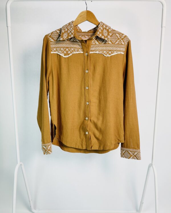 Camisa linho caramelo com bordados brancos CANTÃO - M - VENDIDO SISTEMA OTO