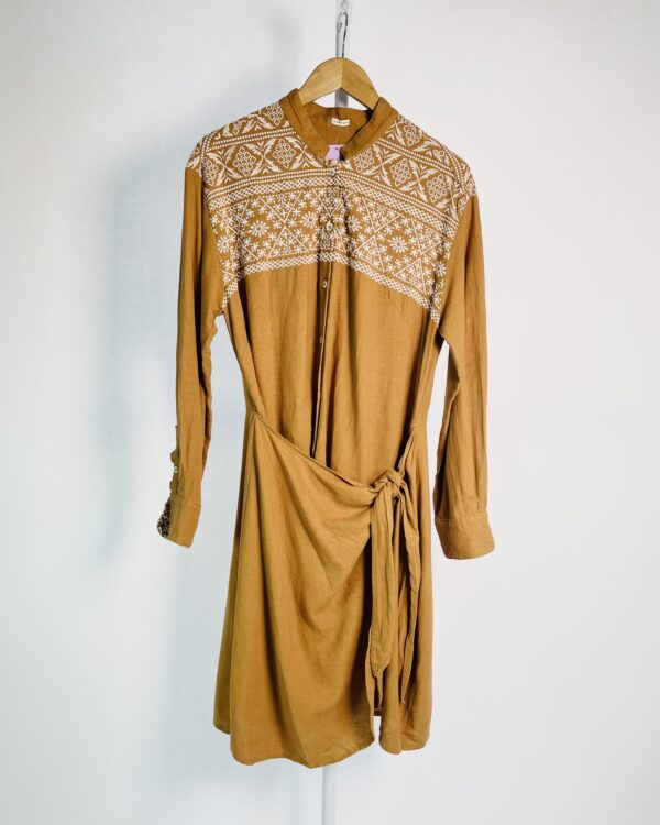 Vestido chemise linho caramelo com bordados e sobreposição na saia CANTÃO - G - VENDIDO SISTEMA OTO