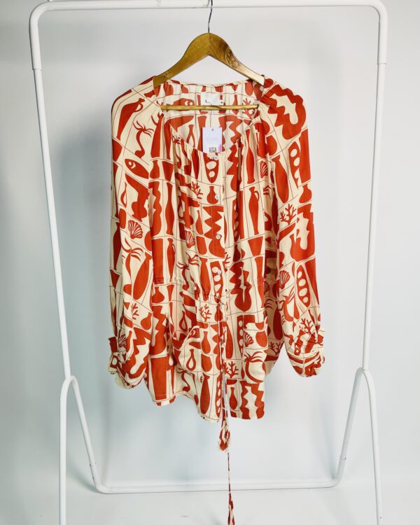 Blusa bata seda off white com estampa vermelha BDLN - M - VENDIDO SISTEMA OTO