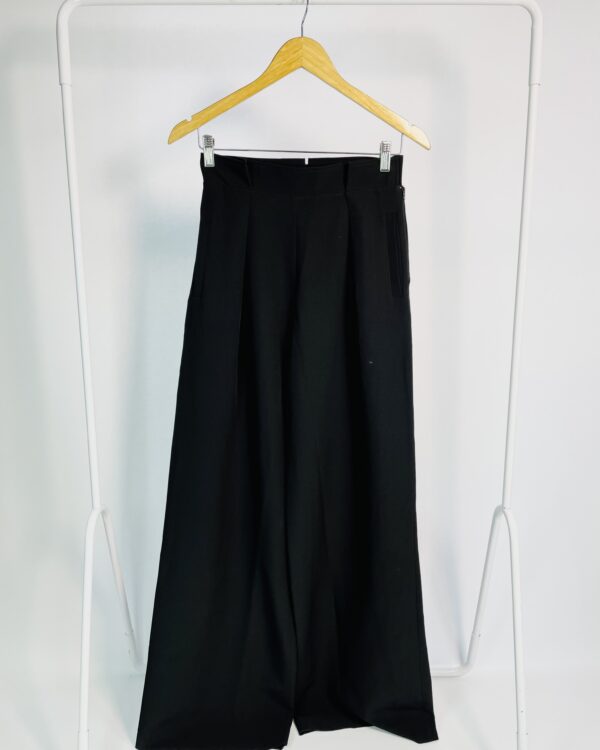 Calça preta pantalona com pregas na frente CAROL BASSI - 36 *nunca usado* - VENDIDO SISTEMA OTO