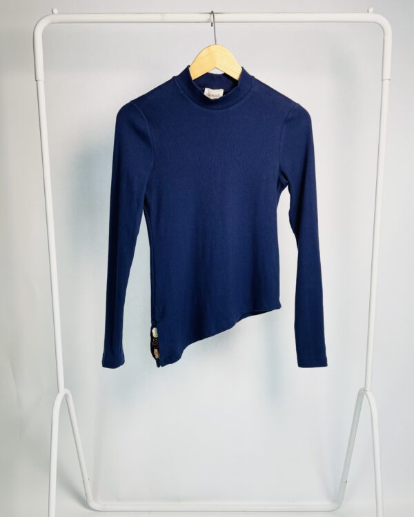 Blusa malha canelada mangas longas e gola alta azul marinho com assimetria e pedras na barra KARMANI - P - VENDIDO SISTEMA OTO