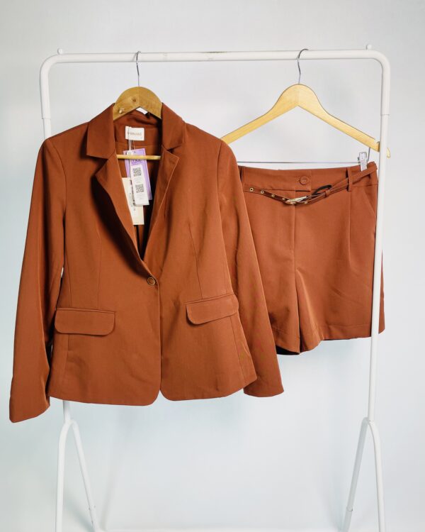 Conjunto blazer e short terracota com cinto forrado KARMANI - P *nunca usado* - VENDIDO SISTEMA OTO
