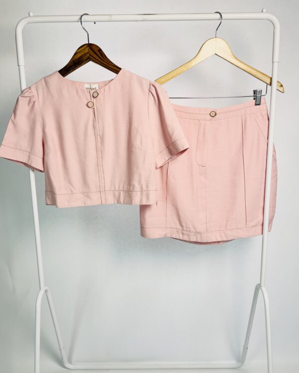 Conjunto blusa e saia rosa claro com pesponto caramelo KARMANI - P *nunca usado* - VENDIDO SISTEMA OTO