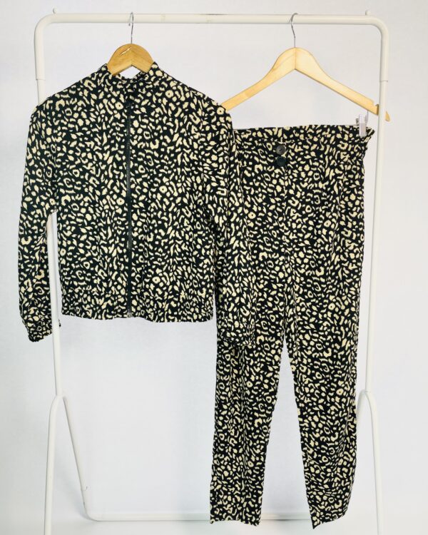 Conjunto blusa e calça reta com estampa bege LIZIE - PP - VENDIDO SIST OTO