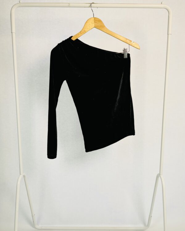 Blusa preto veludo um ombro só UNDERTOP - P *nunca usado* - VENDIDO SISTEMA OTO