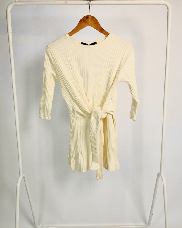 Blusa malha canelada off white com amarração na frente EVA - P - VENDIDO SISTEMA OTO