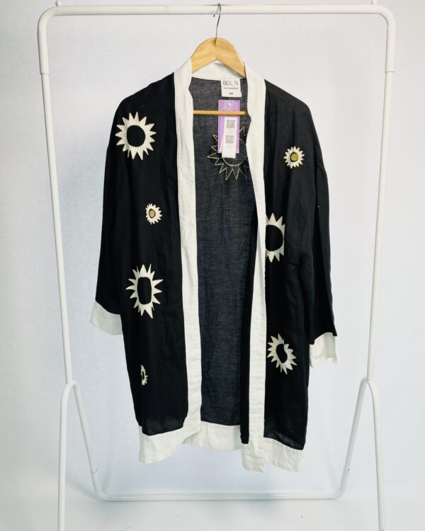 Kimono preto com branco e bordados BDLN - P/M - VENDIDO SISTEMA OTO
