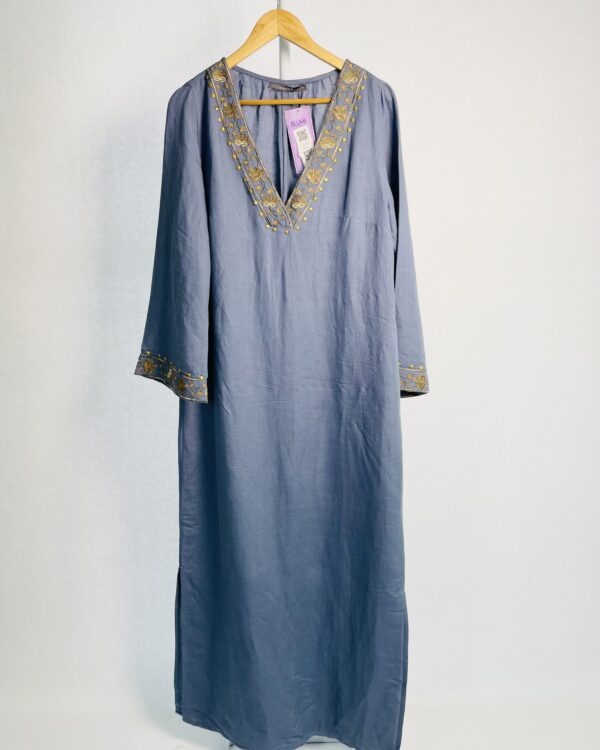 Vestido longo linho azul com bordados no decote e nas mangas com faixa MARIA FILÓ - P - VENDIDO SISTEMA OTO