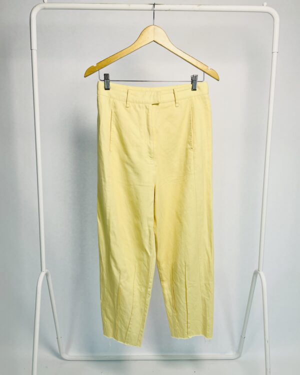 Calça amarelo manteiga com pregas na barra NV - 38 - VENDIDO SISTEMA OTO